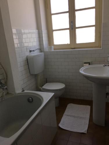 y baño con bañera, aseo y lavamanos. en Il Biancospino, en Casteggio