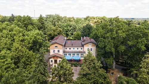 Gambar di galeri bagi Dworek Brodowo Restauracja Hotel Przyjęcia di Brodowo