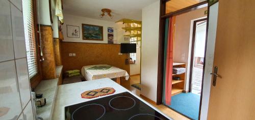 Cette petite chambre comprend une cuisine et une chambre. dans l'établissement Apartmaji BOHINJ, à Bohinj