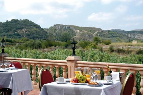 uma mesa com um prato de fruta numa varanda em Hotel Rural Barranc De L'ínfern em Vall de Ebo