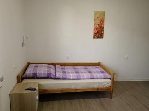a bedroom with a bed with a purple mattress at Haupthaus Möblierte Zimmer mit eigenem Bad in Uelzen