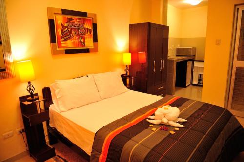 um quarto com uma cama com um bicho de peluche em Tambo del Solar em Arequipa
