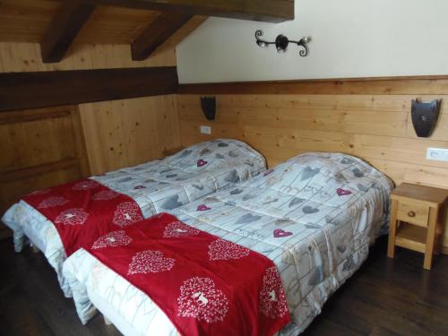 a bedroom with two beds in a room at Chalet l'aubépine résidence B&B in Bessans