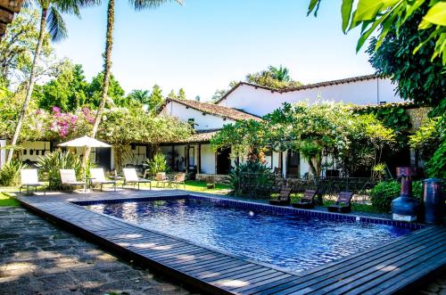 a swimming pool in the yard of a house at Pousada da Marquesa in Paraty