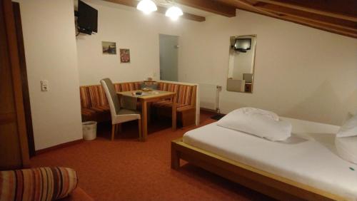 Ein Bett oder Betten in einem Zimmer der Unterkunft Pension Köhler xxx Frühstückspension incl Sommercard xxx