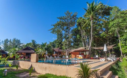 un complejo con piscina y complejo en Lanta Pearl Beach Resort en Ko Lanta