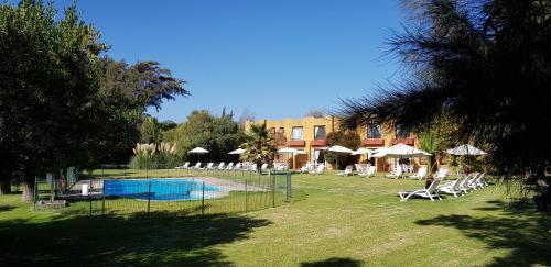 um resort com piscina e cadeiras e um edifício em Stellamar Apart Hotel em La Serena