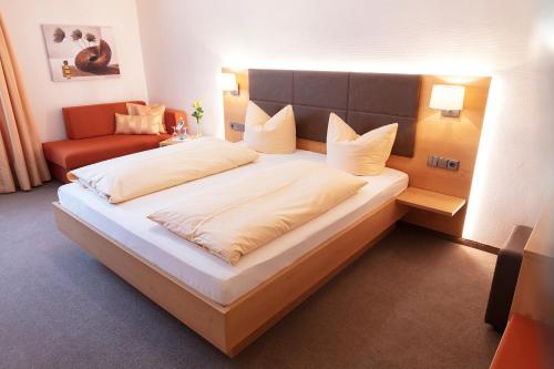 a hotel room with a bed and a desk at Hotel Restaurant Zum Hirschen in Donaueschingen