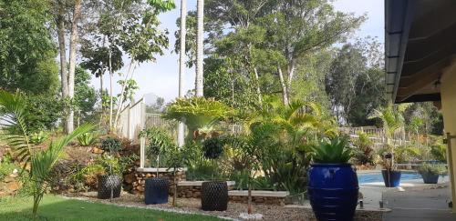 Κήπος έξω από το Mapleton Peaceful Provence BnB