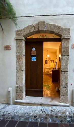 an entrance to a building with a wooden door at B&B L'Antica Balbia in Altomonte