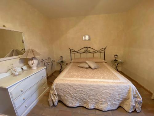 een slaapkamer met een bed, een dressoir en een spiegel bij B&B L'Antica Balbia in Altomonte