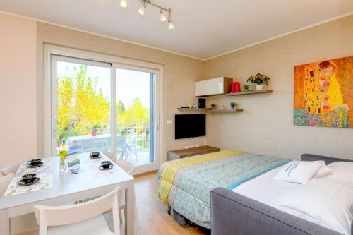 een slaapkamer met een bed, een tafel en een bureau bij Appartamento Faelmo Luxury in Sirmione