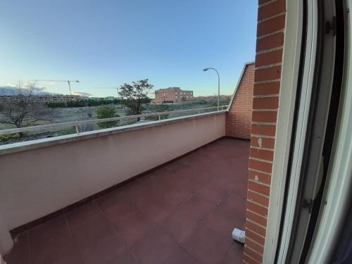 einen leeren Balkon mit Blick auf eine Straße in der Unterkunft Chalet Avila Rooms in Madrid