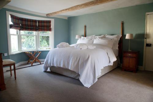 a bedroom with a large bed with white sheets and pillows at The Marlborough in Marlborough