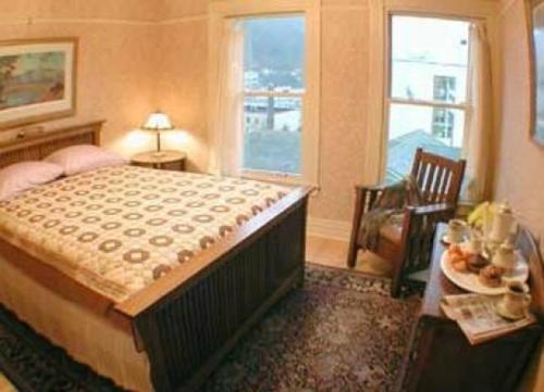Un ou plusieurs lits dans un hébergement de l'établissement Alaska's Capital Inn Bed and Breakfast