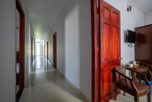 a hallway with a door and a chair and a table at Xuan Anh Guesthouse in Phu Quoc