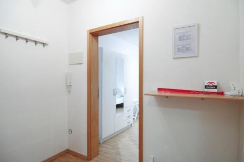 a hallway with a door and a mirror in a room at apartmondo Apartmentwohnungen Remscheid in Remscheid