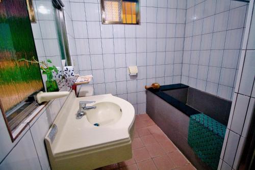 溫泉村的住宿－月娘坡，浴室配有卫生间、盥洗盆和浴缸。