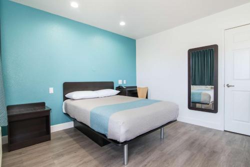 A bed or beds in a room at Motel 6-Moreno Valley, CA - Perris
