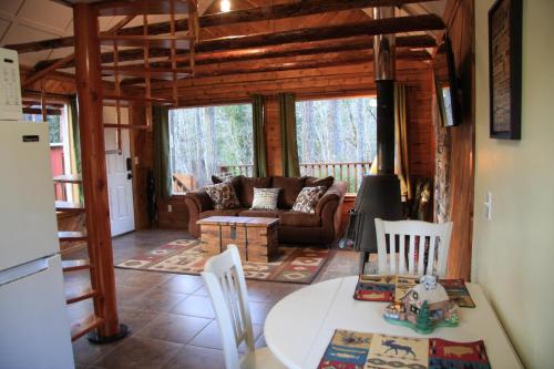 een woonkamer met een bank en een tafel bij Mt Rainier Little Red Cabin in Ashford