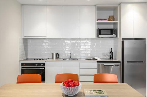 Una cocina o cocineta en Quest Joondalup