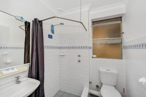 Bilik mandi di Oxley Cove Holiday Apartment