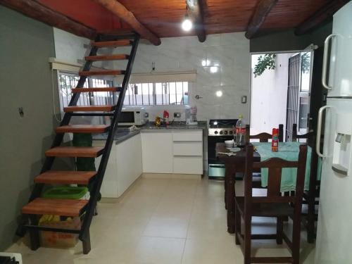 cocina con escalera de madera en una habitación en Casa vista al Rio Parana Vuelta de Obligado en San Pedro