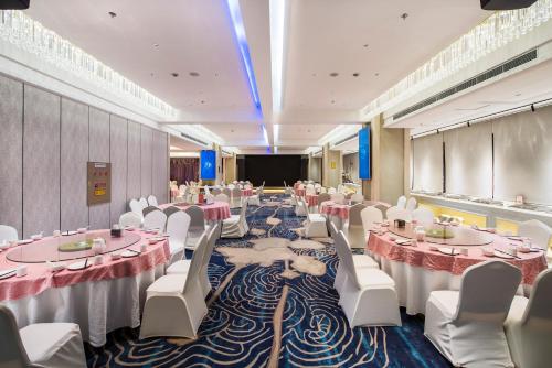 Restoran atau tempat lain untuk makan di Sun Moon Lake Hotel Dalian