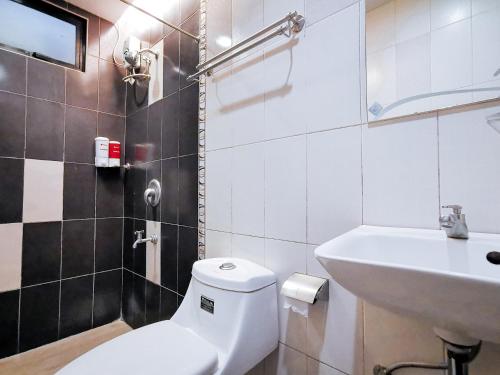 Koupelna v ubytování RedDoorz Plus near Robinsons Place Gensan