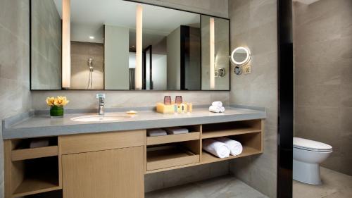 bagno con lavandino e specchio di Holiday Inn Batang, an IHG Hotel a Batang