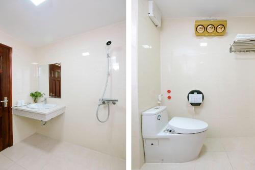 - deux images d'une salle de bains avec toilettes et lavabo dans l'établissement MANAROLA Hotel Bãi Cháy, à Hạ Long