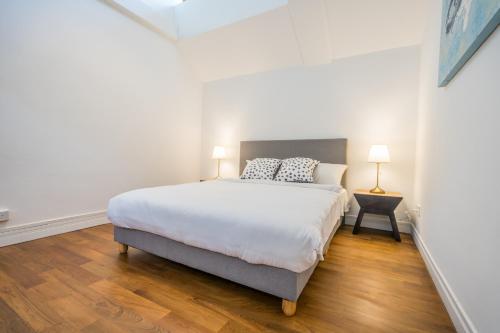 Cama ou camas em um quarto em ClubHouse Residences Elm Attic Studio Suites (Staycation Approved)