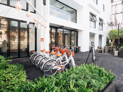 una fila de bicicletas estacionadas frente a un edificio en Loyy Hotel en Chiang Mai