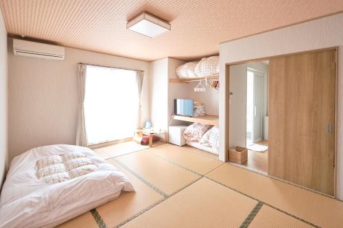 a bedroom with a bed and a large mirror at Shimayado Goen in Ojika