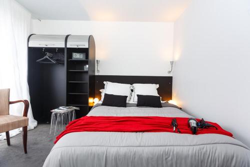 1 dormitorio con 1 cama grande con manta roja en B&B Junior Suite Paris Tour Eiffel, en París