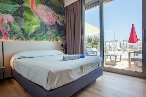 - une chambre avec un lit orné d'une peinture murale dans l'établissement Terme Beach Resort, à Punta Marina