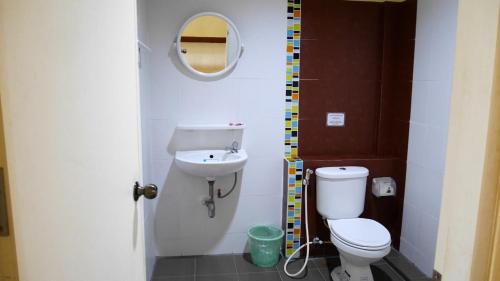 La petite salle de bains est pourvue de toilettes et d'un lavabo. dans l'établissement Sangthong Building, à Mae Chaem
