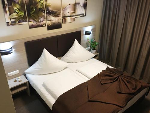 1 dormitorio con cama blanca con arco en Hotel Glinde, en Hamburgo