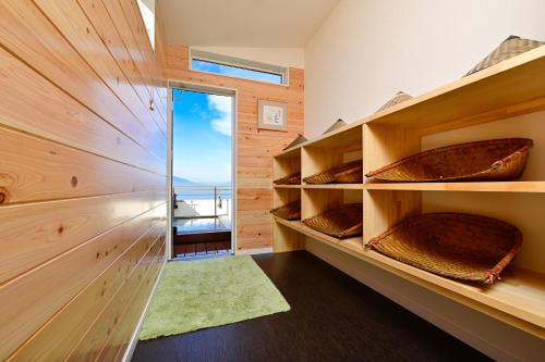 Habitación con estanterías de madera y ventana en Mimatsukan, en Shibukawa
