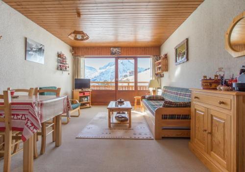a living room with a view of a mountain at Résidence L’Etendard in Les Deux Alpes