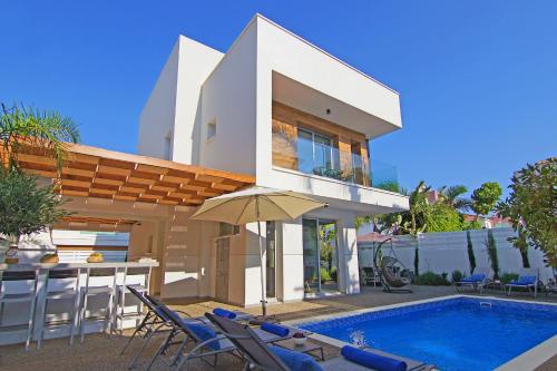 una villa con piscina e una casa di Villa Lily a Protaras
