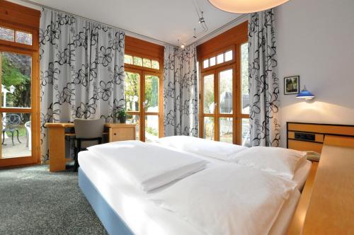 Una cama o camas en una habitación de Villa Waldperlach by Blattl