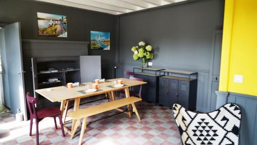 - une salle à manger avec une table et des chaises en bois dans l'établissement MARA RIVIERE La Jaille Yvon, à La Jaille-Yvon
