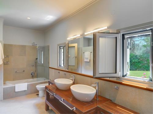 Ένα μπάνιο στο VILLA CANDELA