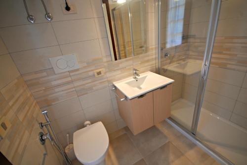 利尼亞諾薩比亞多羅的住宿－Villaggio Burchiello，浴室配有卫生间、淋浴和盥洗盆。