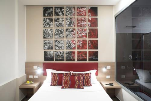 um quarto com uma cama com uma cabeceira vermelha em Regina Margherita Suite em Nápoles