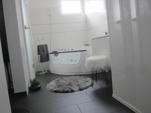 a bathroom with a tub and a rug on the floor at 1-Luxus am Rande von Wien in Groß-Enzersdorf