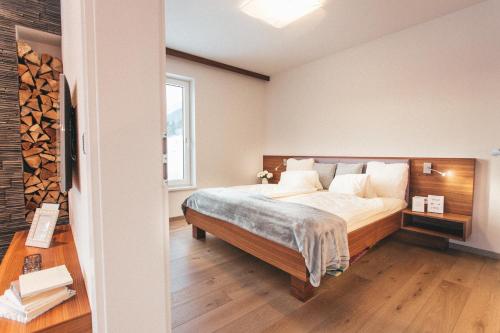 sypialnia z łóżkiem i oknem w obiekcie Glücksthaler by AA Holiday Homes - SchladmingDachstein w mieście Aich