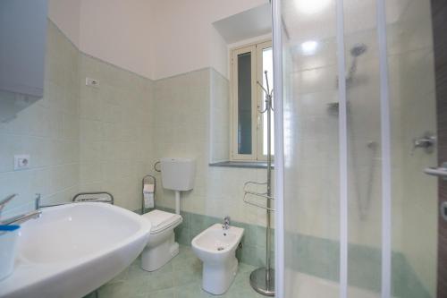 a bathroom with a toilet and a sink and a shower at "Il Segreto" Vista Panoramica sulle Isole Eolie con Piscina, palestra e WiFi in Patti