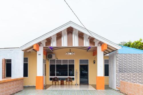 ein Rendering eines Hauses mit orangefarbenen Akzenten in der Unterkunft RedDoorz Plus near Universitas Methodist Medan in Medan